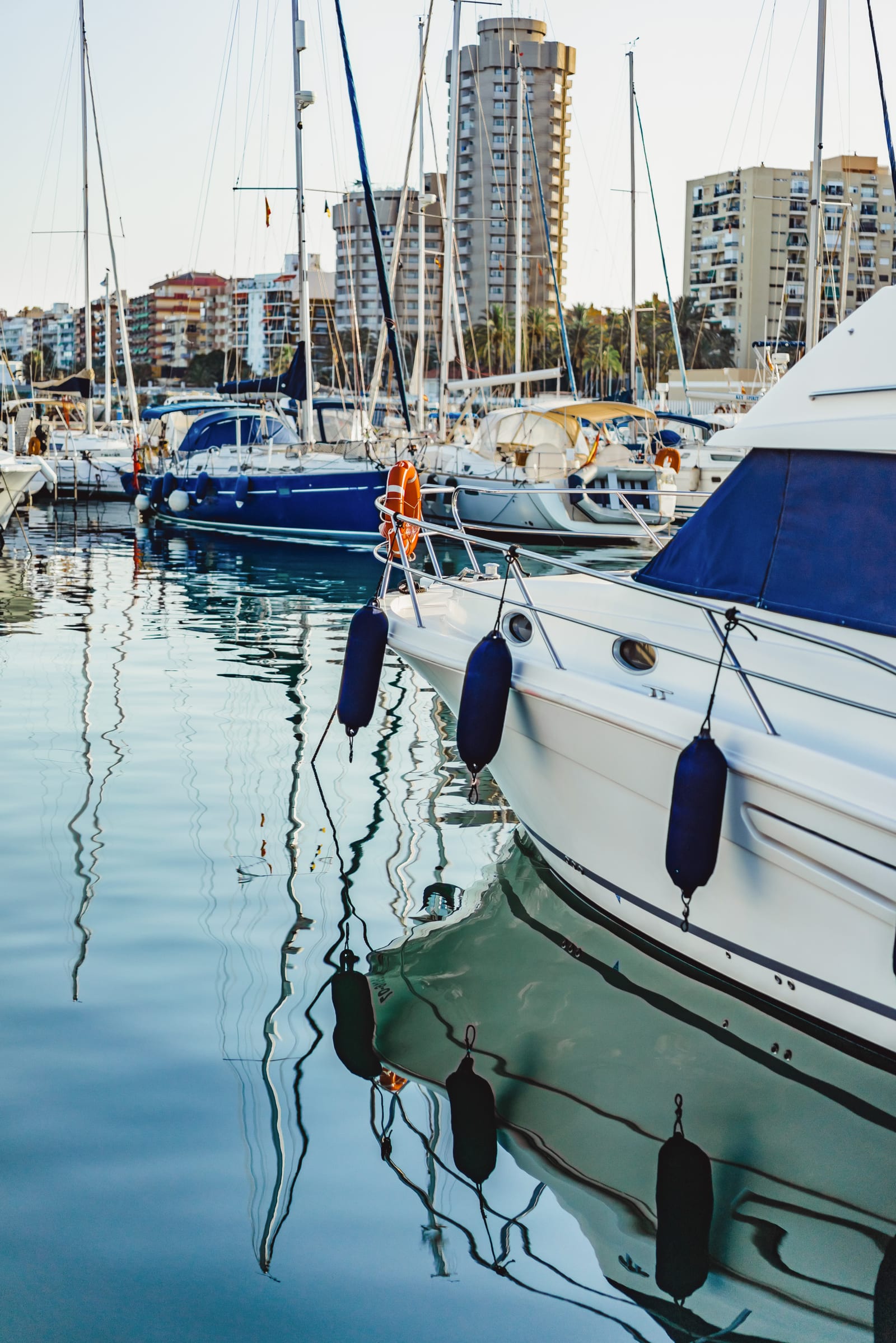 Veduta aerea di yacht di lusso ormeggiati in una marina