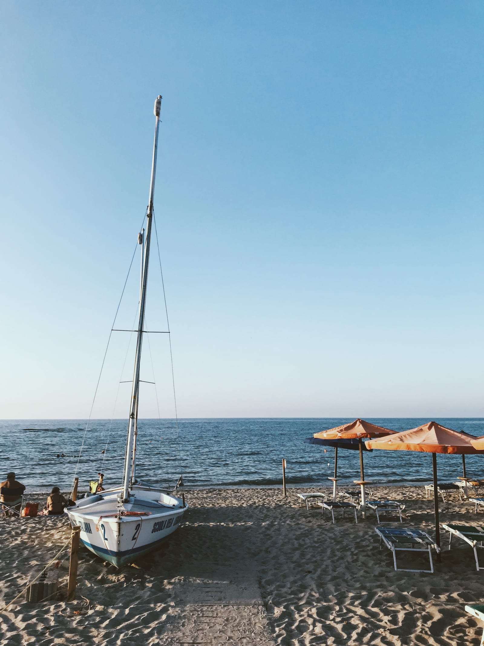 Vista dal ponte di un veliero in mezzo al mare aperto